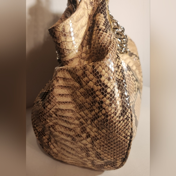 NWOT! Henri bendel snakeprint hobo with chain detail - Picture 4 of 8